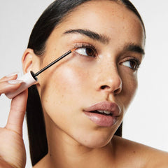 Nahaufnahme: Model trägt Rescens Wimpernserum 3 ml am Wimpernkranz auf – ohne Hormone, ohne Prostaglandin; bestes Lash/Eyelash Serum hormonfrei